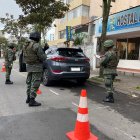 Las Fuerzas Armadas ejecutan un operativo en el sector La Mariscal, en el centro norte de Quito.