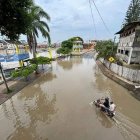 El agua entró por el malecón e inundó las principales calles de París Chiquito.