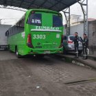 Accidente. Agentes de la Policía revisan el bus de la Cooperativa de Transporte Tumbaco, que estaría involucrado en el atropello del académico.