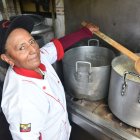 La comerciante compra productos frescos a mayoristas, eso le permite despachar mejor sus platos.