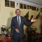 El oficial recibió a EXTRA en su casa, donde lucen recuerdos de su vida militar.