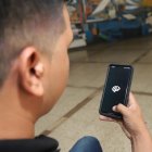 La herramienta Chat GPT, desarrollada por Open AI, emite respuestas luego de que el usuario introduzca lo que necesita conocer. La IA busca entre sus datos y ofrece al  usuario lo que considera como respuesta.