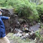 Un muro en la parte alta de la quebrada colapsó, mostró un lugareño.