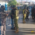 Miembros de las Fuerzas Armadas requisaron a varios usuarios que se pusieron nerviosos.