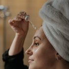 Una buena hidratación con productos que contengan ceramidas, vitaminas y ácido hialurónico te mantendrá libre de manchas y de arrugas.