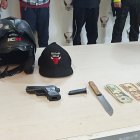 A los delincuentes se les encontró el arma de juguete con la que habría amenazado al comerciante.