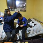 La mujer y su hijo mayor se turnan para velar por la salud y bienestar del pequeño con discapacidad intelectual.