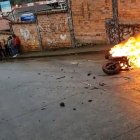 En Cuenca quemaron moto de supuestos 'vacunadores'.