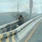 Sur. El puente de Las Esclusas que atraviesa la avenida 25 de Julio hacia Puerto Marítimo, también es usado como quemadero.