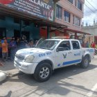 Al menos una docena de impactos se le contabilizaron en el carro policial.