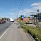 La mujer fue baleada en esta parada de bus.