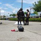 El cuerpo de uno de los presuntos sacapintas quedó sobre la calzada.