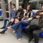 La quiteña Rosa Pulupa (con bufanda) y su nuera, la colombiana Natalia Castro, en su primer viaje.