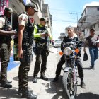 La Policía está tras la pista de los presuntos extorsionadores que habrían dejado panfletos y estarían ofreciendo seguridad en la zona.