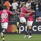 Lautaro Díaz (d) liquidó con sus dos goles al Corinthians en la victoria de Independiente del Valle en Sao Paulo.