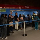 Las filas de espera han sido largas en algunas de las estaciones.
