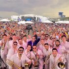 La agrupación más popular el país durante una de sus presentaciones.