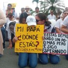 Con pancartas, Teresa Ordóñez y su familia recorrieron las calles pidiendo que liberen a Diego Alcívar.