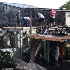 La parte de arriba de la vivienda fue la de mayor afectación, pues era de madera. Los perjudicados y vecinos limpiaron el lugar y sacaron los enseres que fueron consumidos por el fuego.