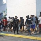 En total, se detuvo a 16 personas, entre ellas tres menores de edad y dos mujeres.