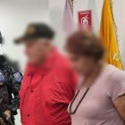 El hombre ya se encuentra con sus seres queridos, luego de ser rescatado por policías.