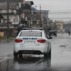 Este patrullero policial recorría la calle 9 de Octubre en El Triunfo, la tarde del miércoles 10 de mayo. Ciudadanos aseguraron al equipo de EXTRA que en el cantón todo está en calma.