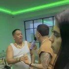 Por lo general, el fallecido lucía camisetas blancas sin mangas y varias joyas doradas.