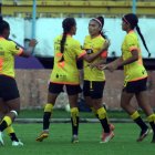 Madelin Riera (c) fue la figura de Barcelona al anotar un hat trick en la victoria sobre Ñusta, en Cuenca.