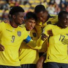 AMDEP1457. BOGOTÁ (COLOMBIA), 12/02/2023.- Justin Cuero (i) de Ecuador celebra un gol hoy, en un partido de la fase final del Campeonato Sudamericano Sub'20 entre las selecciones de Ecuador y Paraguay en el estadio de Techo en Bogotá (Colombia). EFE/ Carlos Ortega
