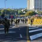 Militares se agolpan en los exteriores de la Asamblea Nacional en respaldo a la decisión del Presidente de la República
