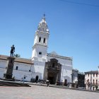 En Quito se vivió una tensa calma luego del decreto presidencial. Personas que iban a puntos como la plaza de Santo Domingo  lo hacían tranquilamente.