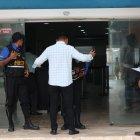 En el municipio de Playas, los guardias revisan a quienes ingresan.