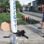 Vecinos cavaron un hueco para enterrar al perrito.