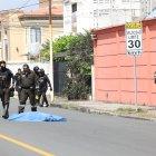 El cuerpo del presunto antisocial quedó sobre la calzada. Policías llegó al lugar.