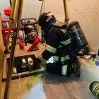 Expertos del Cuerpo de Bomberos de Quito acudieron al sitio donde dos personas terminaron mal mientras impermeabilizaban una cisterna.