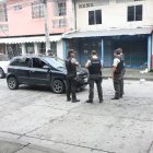 En este auto reportado como robado se movilizaban los sospechosos.