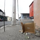 En el sitio donde murió Flores, los moradores colocaron una vela en su memoria.