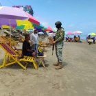 Militares cuatodian tanto las calles y el sector turístico y comercial de Montañita, así como el área de playa.