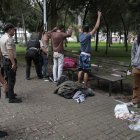 Durante los operativos, la Policía suele ir con miembros de algunas fundaciones para que ayuden a rehabilitar a los indigentes.