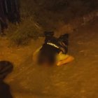 Gendarmes que llegaron a la zona del crimen encontraron el cuerpo tendido en la calle.