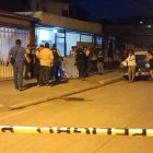 El cuerpo sin vida fue cubierto con una sábana. Mientras eso ocurría los deudos protagonizaron escenas de dolor.