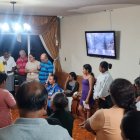 Familiares, vecinos y amigos de Diego Alcívar se reúnen todas las noches para rezar por su regreso. La fe los une.