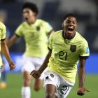 José Klinger (d) de Ecuador celebra su gol en un partido del grupo B de la Copa Mundial de Fútbol sub-20 entre Ecuador y Eslovaquia en el estadio Bicentenario en San Juan (Argentina).