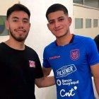 Francisco Miranda (i) y otro colega argentino (atrás) fueron los encargados de cortarle el cabello a los jugadores de la Mini-Tri.