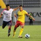 Bryan Tana (i) destaca como volante de marca en El Nacional.