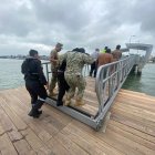Momento en que los tres tripulantes sobrevivientes fueron rescatados del mar por personal de la Armada del Ecuador.