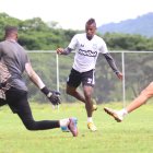 Miller Bolaños (c) se encuentra completamente recuperado de una molestia física.