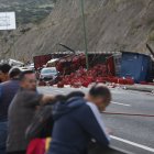 El tráiler estaba cargado de gaseosas. Las botellas ‘volaron’ por todo el lugar.