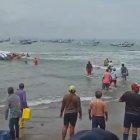 El fuerte oleaje provocó que la embarcación se vire y la víctima cayó al mar.