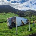 Un bus intercantonal se volvó en Azuay, suceso que dejó muertos y heridos.